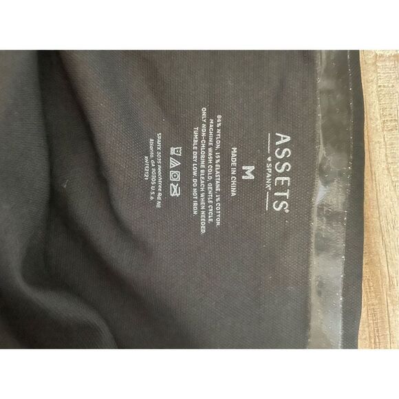 Assets by Spanx Shorts (SZ M) - Picture 2 of 3